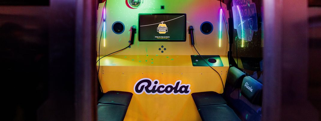 With two microphones, a screen and a camera, the ride becomes an unforgettable experience.