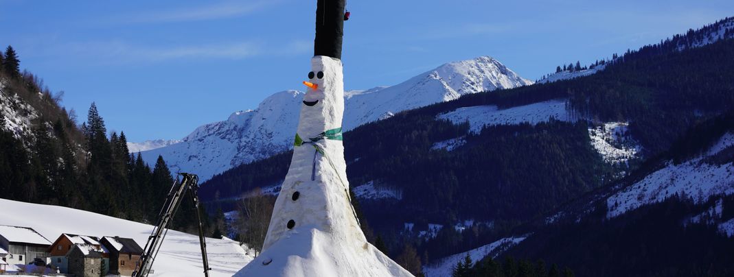 Stolze 38 Meter hoch ist der Schneemann in Donnersbachwald letztendlich geworden.