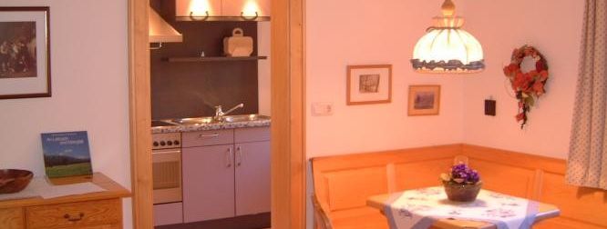 Sitzecke mit Blick in die Küche