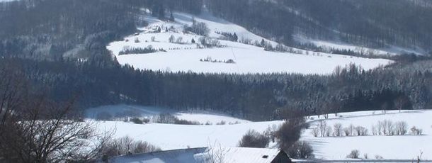 Die verschneite Nordseite des Simmelsberg lädt Wintersporler zum Verweilen.
