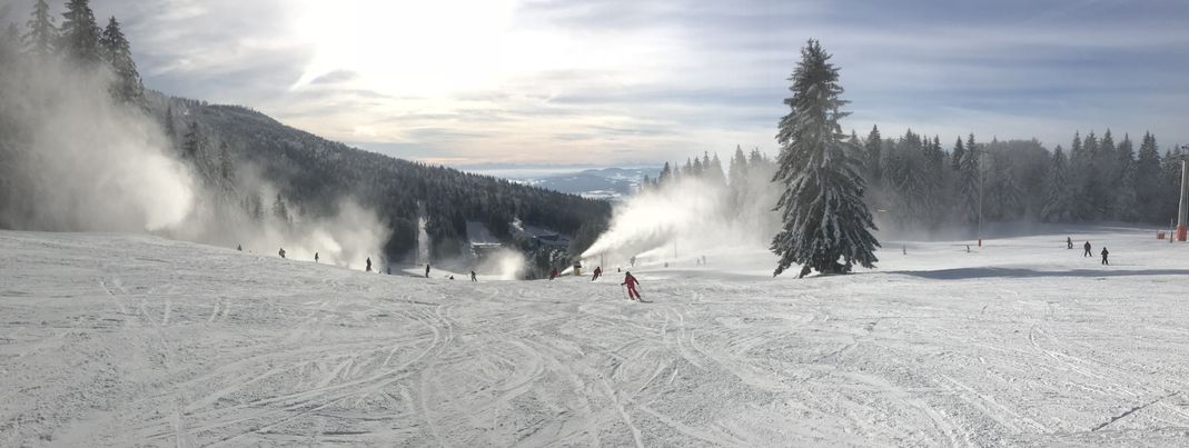 Die breiten Carvingpisten bieten viel Platz für die Skifahrer und Snowboarder.