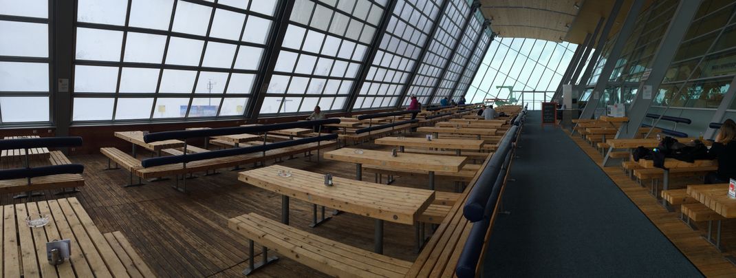 Das Panoramarestaurant am Hoadl überzeugt durch eine riesiges Panorama-Wintergarten