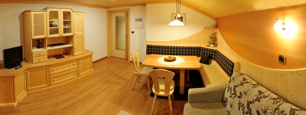 Wohnzimmer in der Cesa Rabanser - Apartment NADIA in St.Ulrich-Gröden Dolomiten Italien