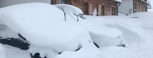Autos versinken im Schnee.