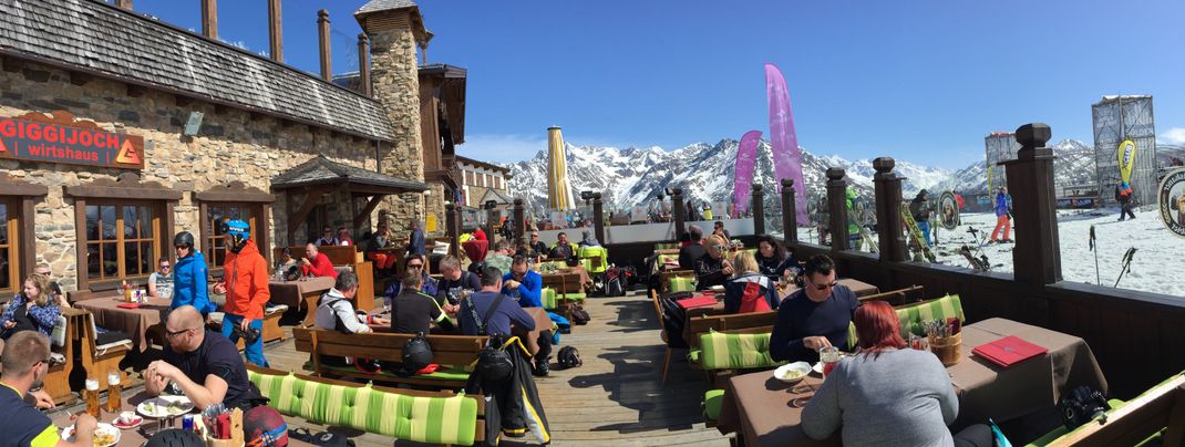 Insgesamt 33 Hütten laden im Skigebiet Sölden zur Einkehr ein. Das Wirtshaus am Giggijoch liegt den ganzen Tag in der Sonne.