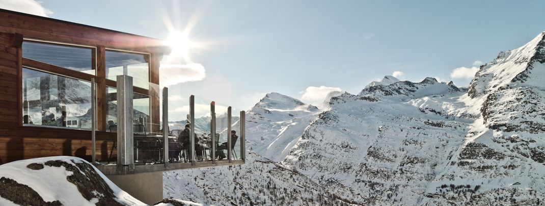 Saas-Fee bietet nicht nur abwechslungsreichen Pistenspaß, sondern auch eine einmalige Aussicht auf 18 Viertausender-Gipfel.