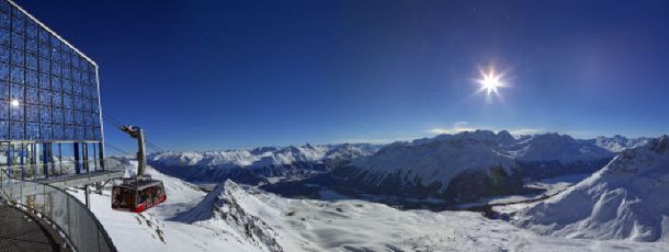Die Bergstation Piz Nair (3099m) der Luftseilbahn Corviglia - Piz Nair. Von hier eröffnet sich ein wunderbarer Blick auf die umliegenden Gifpel.