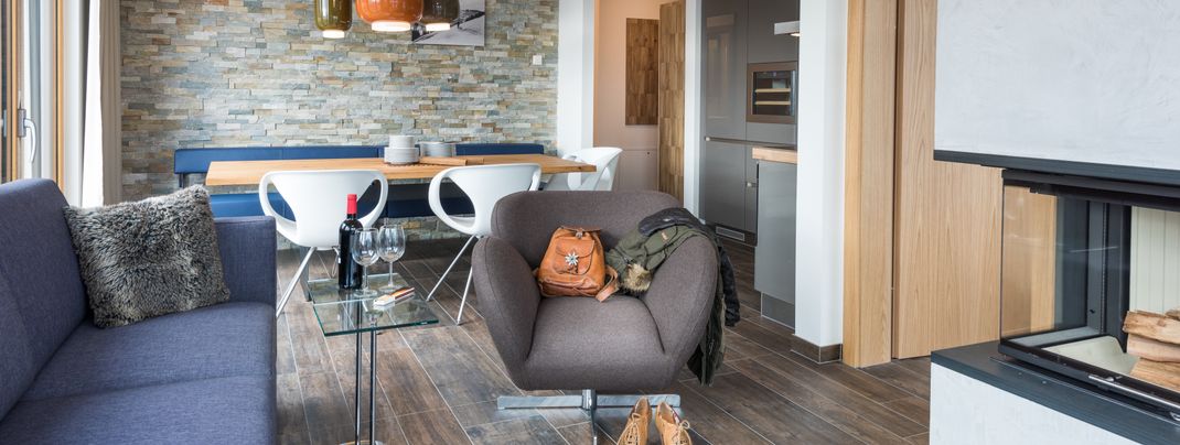 Naturmaterialien wie Altholz oder Naturstein prägen die Gestaltung der Apartments im Sonnleiten.