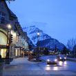 Die Banff Avenue in der Dämmerung - hier noch etwas ruhiger zu sehen, geht abends die Post ab.