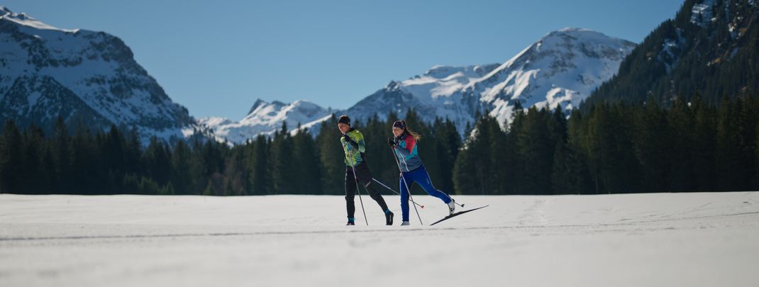 Langlaufen vor beeindruckender Bergkulisse – im Tannheimer Tal verbinden sich Sport, Natur und Genuss zu einem unvergesslichen Wintererlebnis.