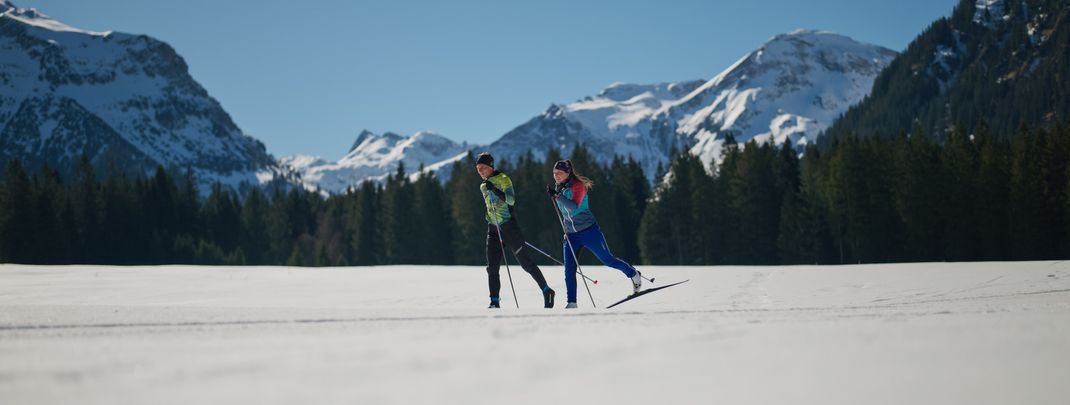Perfekt gespurte Loipen, Sonne und Bergpanorama – beim Langlaufen im Tannheimer Tal verbinden sich Sport und Natur zu purer Winterfreude.