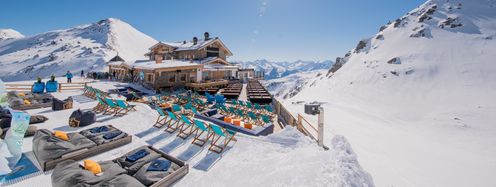 In der Sunbed-Area der Wedelhütte kannst du die Sonne genießen.