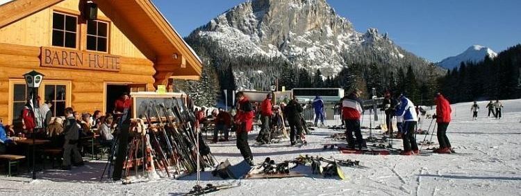 Die Bärenhütte Wurzeralm ist im Stil eines Blockhauses gebaut.