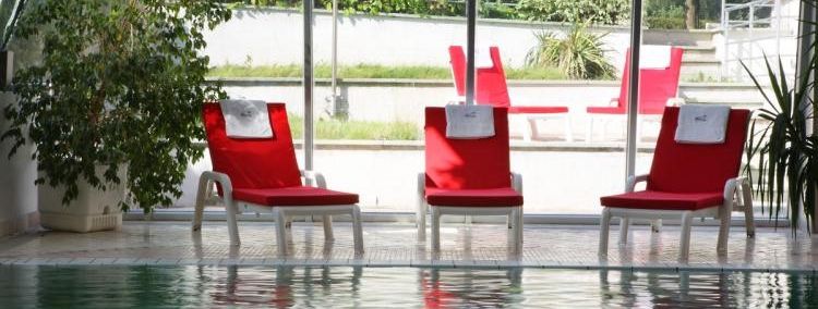 Schwimmbad mit Liegewiese