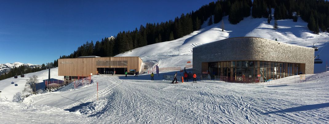 Liegen direkt nebeneinander: die Bergstation der neuen Mellau-Gondelbahn (links) und die Talstation der mit Sitzheizung und Abdeckhaube ausgestatteten 8er Sesselbahn Rossstelle.