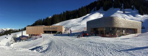 Liegen direkt nebeneinander: die Bergstation der neuen Mellau-Gondelbahn (links) und die Talstation der mit Sitzheizung und Abdeckhaube ausgestatteten 8er Sesselbahn Rossstelle.
