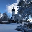 Der Skilift liegt direkt am Fröbelturm, wo sich auch ein Restaurant zum Einkehren befindet.