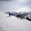 Skifahrer queren auf der Teton Vista Traverse, um einen Blick auf den 4197m hohen Berg Grand Teton zu erhaschen.