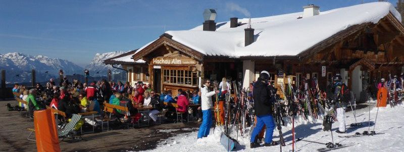 In vielen Hütten des Skigebiets gibt es am Nachmittag Live Musik, wie hier in der Hochau Alm