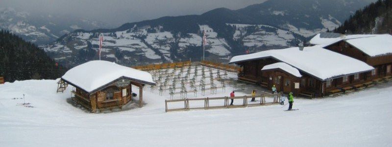 Die Strass Alm in Alpendorf verfügt über eine große Sonnenterrasse - leider hatten wir bei unserem Besuch kein passendes Wetter ;-)