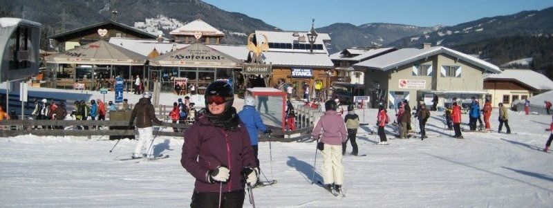 An der Talstation star jet 1 in Flachau befinden sich zahlreiche Schirmbars