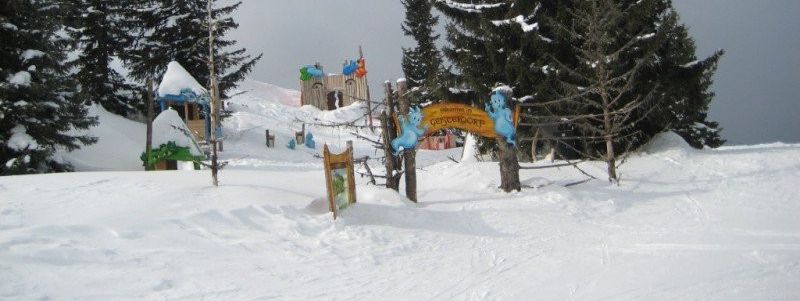 Das Geisterdorf an der Bergstation der Buchau-Gondelbahn in Alpendorf