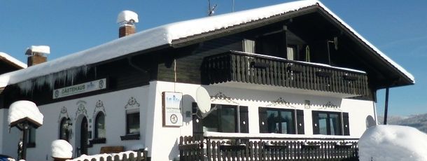 Gaestehaus am Berg in winter