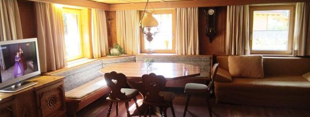 Großer Tisch im Eßzimmer für gemeinsame Mahlzeiten