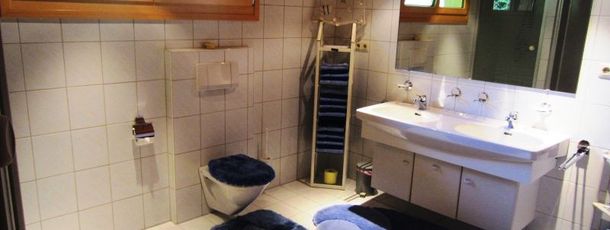 Im Haus sind 2 Bäder vorhanden