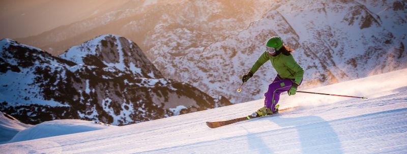 Ein unvergesslicher Skiurlaub muss nicht teuer sein. Mit den richtigen Tipps lassen sich Spaß und Sparen perfekt kombinieren.