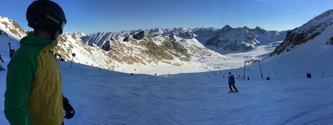 Blick auf die blaue Mittagskogelpiste, eine von drei einfachen Pisten am Gletscher.
