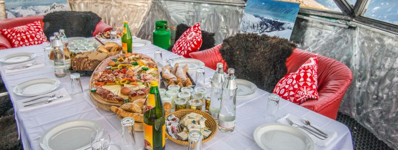 In Sportgastein genießt du ein Gourmetfrühstück mit einem einmaligen 360-Grad-Panoramablick auf rund 400 umliegende Berggipfel.