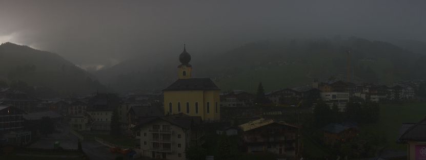 Über Saalbach trafen am Donnerstag gegen 18 Uhr zwei Gewitterzellen aufeinander. Hier ein Webcamblick auf den Ort, als der Regen startete.