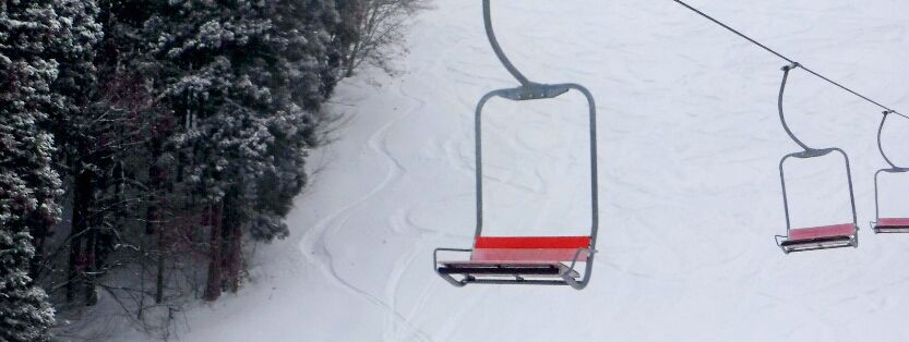 Nicht jeder Lift on Nozawa Onsen ist mit Sicherheitsbügeln ausgestattet...