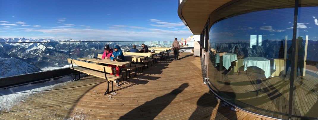 Die verglaste Front am Bergrestaurant Nebelhorn.