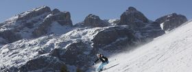 Skifahren vor der beeindruckenden Kulisse der Dolomiten