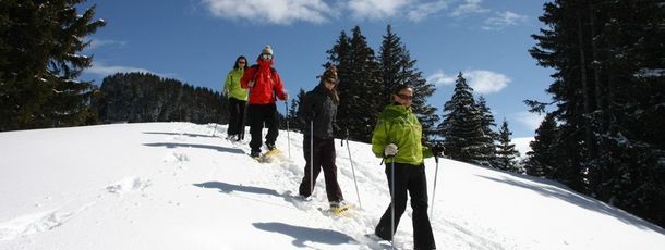 Auf Schneeschuhwanderungen kannst du die verschneite Landschaft erkunden.