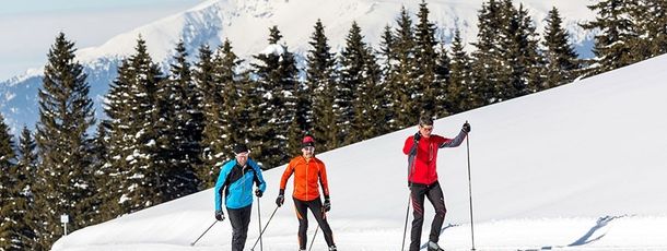 Entdecke die verschneite Winterlandschaft entlang der Welchsel-Panoramaloipe.