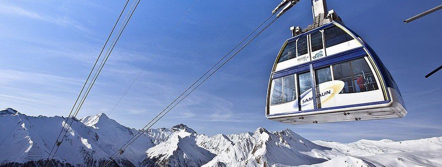 Mit der ersten Doppelstockbahn weltweit gehts nach oben.