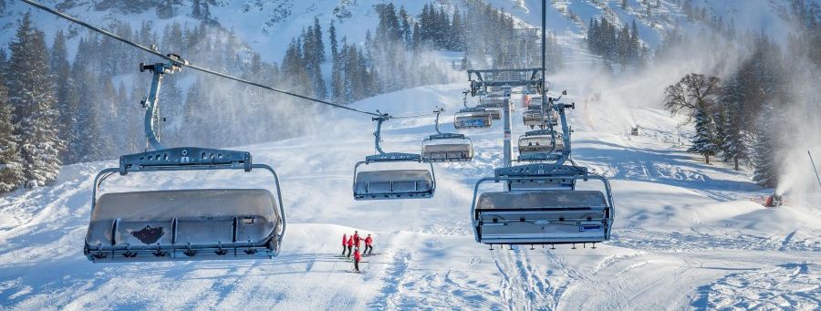 Der Großteil der Pisten am Oberjoch sind rot markiert, wie hier unter der Grenzwiesbahn.
