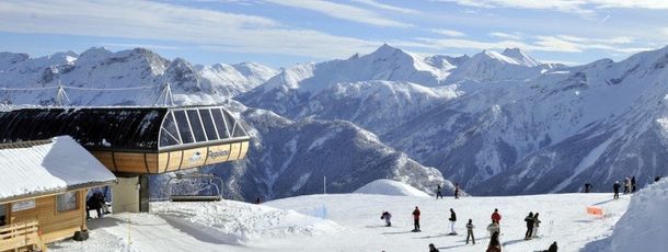 Der 6er-Sessel Peguieou bringt dich in Pra Loup hinauf auf 2479 Meter.