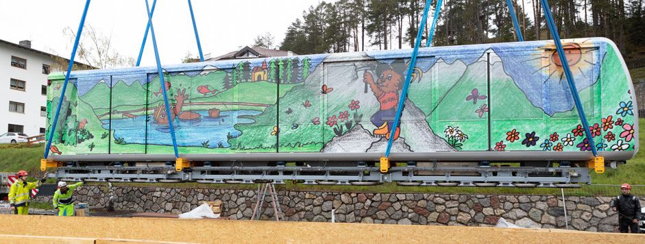 Das Einheben der neuen Waggons über die geöffnete Tunneldecke am Ortseingang war Präzisionsarbeit.