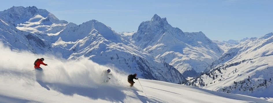 Wunderschöne Tiefschneeabfahrten finden Skifahrer am Arlberg.