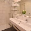 Badezimmer mit Doppelwaschbecken