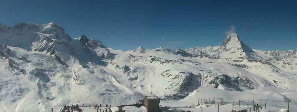 Am Freitag strahlt noch die Sonne aufs imposante Matterhorn in Zermatt. Am Samstag den 17.3.2018 fallen fast 30 Zentimeter Neuschnee.