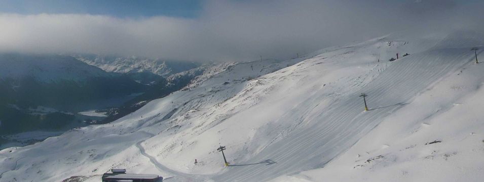 Blick von der Corviglia auf die Talstation der Seilbahn auf den Piz Nair.