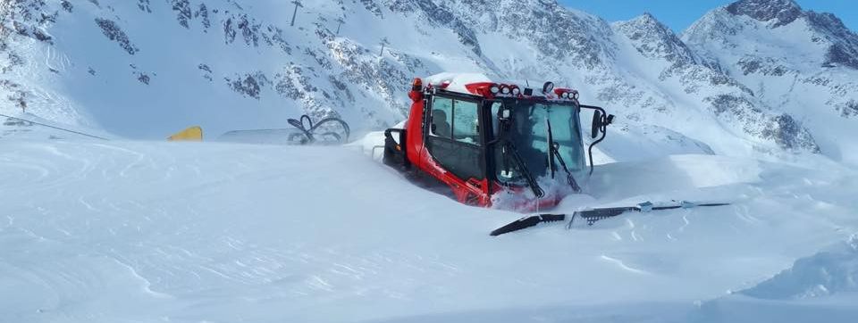 240cm Schnee liegen mittlerweile am Stubaier Gletscher. Am Freitag und Samstag war das Skigebiet wegen Lawinengefahr geschlossen.