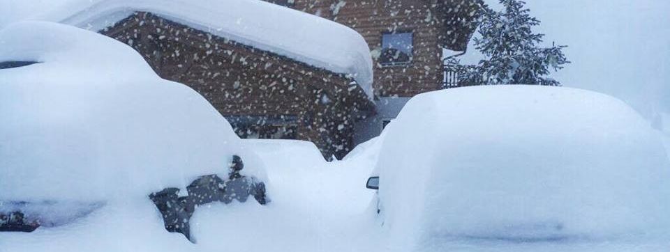 Zugeschneite Autos im italienischen Skiort Livigno in der Lombardei.