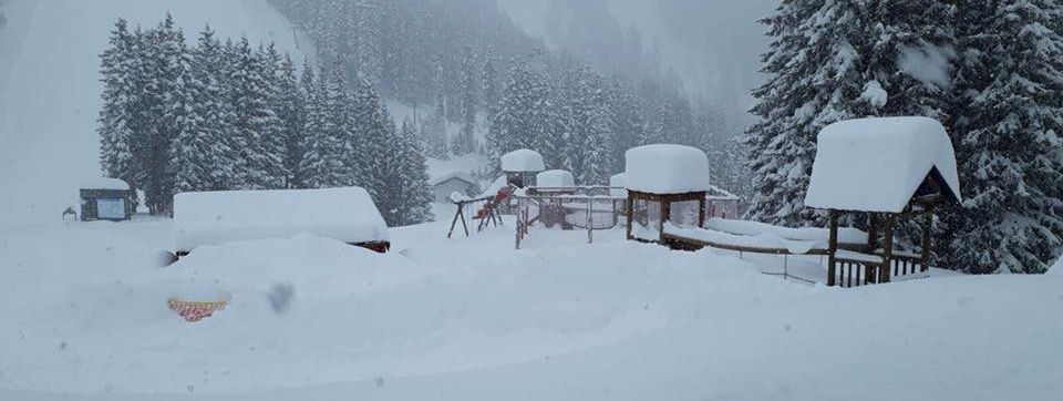 Eingeschneiter Spielplatz am Kaunertaler Gletscher.