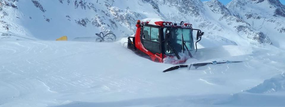 Schneechaos vor einem Jahr am Stubaier Gletscher: Fast zwei Meter Schnee fielen innerhalb einer Woche. Das Skigebiet war teilweise nicht erreichbar.